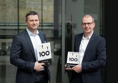 El­vis Grabic (l.), Be­reichs­lei­ter Ver­trieb, und Dirk Böck­stie­gel (r.), Head of Busi­ness De­ve­lop­ment, freu­en sich über die TOP 100-Aus­zeich­nung 2021