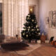 Adventskalender - weihnachtliches Wohnzimmer mit Weihnachtsbaum und stimmungsvoller Dekoration