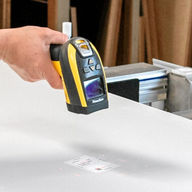 Scan eines Barcode-Etiketts an einem Werkstück in der Schreinerei