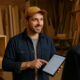 Schreiner mit Tablet in der Werkstatt