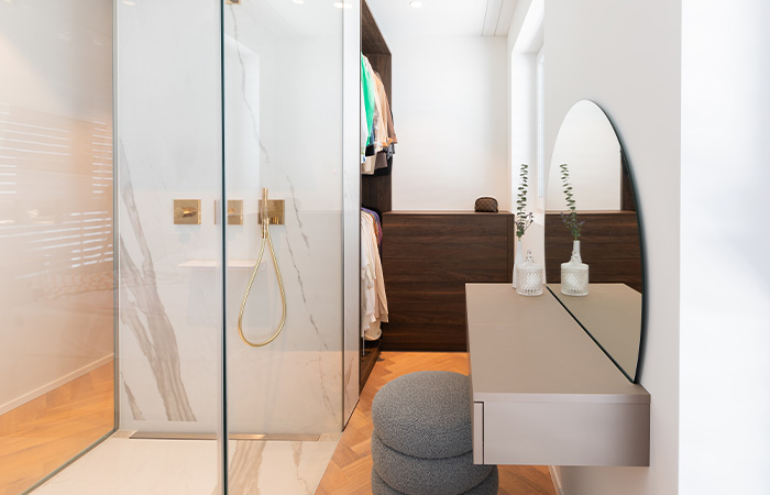 Realisierung eines Zimmers mit Dusche im Raum von KYM Innenarchitektur und Schreinerei